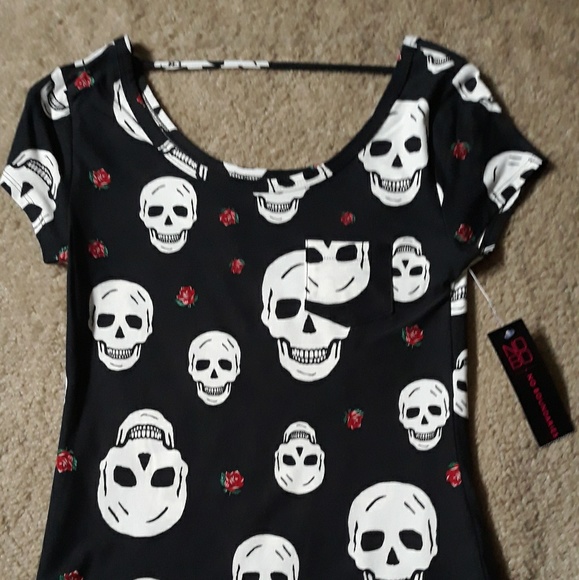 Skull Pocket Scoop Tee - Picture 5 of 6